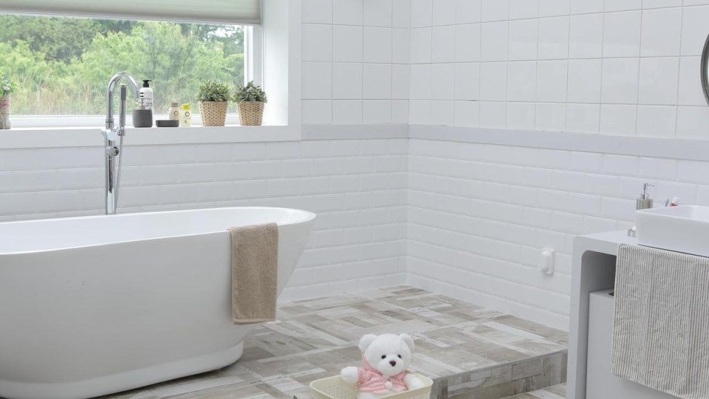 Home Japandi badkamer met houtaccenten, natuursteen en bubbels & jets voor ultieme ontspanning
